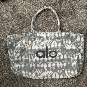 ALO Yoga Gray Patterned Tote Bag